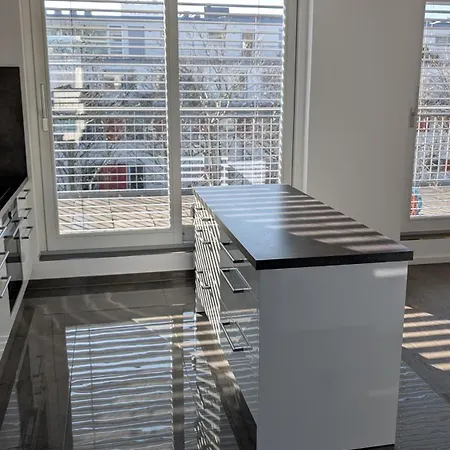 Δωμάτια σε οικογενειακή κατοικία Doppelzimmer In Grosser Oberste Etage Zentral Gelegen Doublebedroom In Spacious On Floor