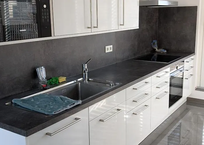 Doppelzimmer In Grosser Oberste Etage Zentral Gelegen Doublebedroom In Spacious On Floor *