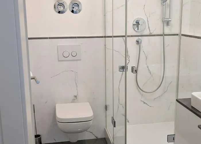 Doppelzimmer In Grosser Oberste Etage Zentral Gelegen Doublebedroom In Spacious On Floor