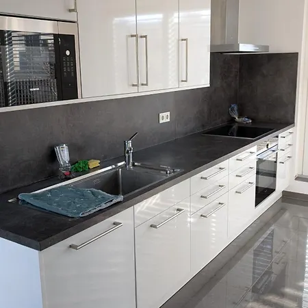 Doppelzimmer In Grosser Oberste Etage Zentral Gelegen Doublebedroom In Spacious On Floor *