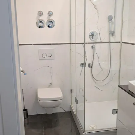 Doppelzimmer In Grosser Oberste Etage Zentral Gelegen Doublebedroom In Spacious On Floor