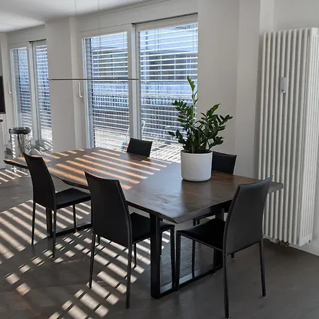Doppelzimmer In Grosser Oberste Etage Zentral Gelegen Doublebedroom In Spacious On Floor